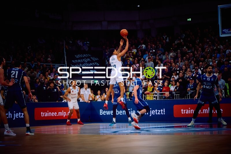 Ein Spieler von Brose Bamberg springt zum Wurf.