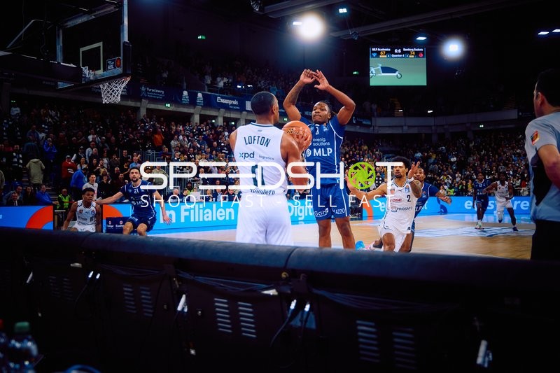 Spieler mit der Nummer 13 von MLP Academics Heidelberg versucht, einen Wurf zu blockieren.