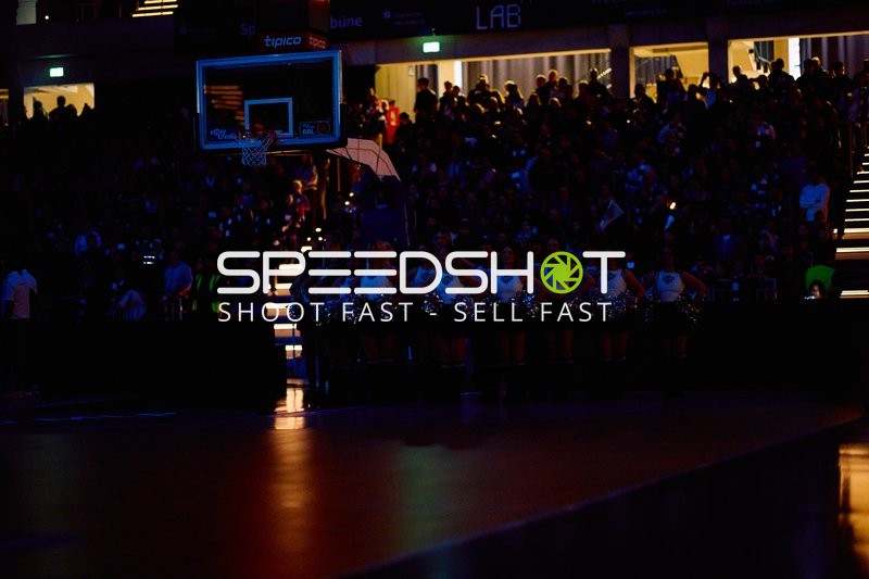 Publikum im dunklen Stadion