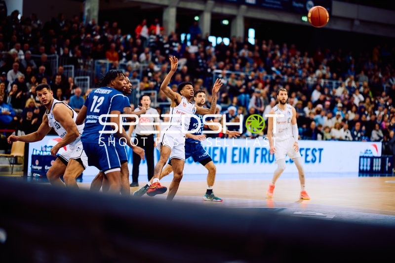 Ein Spieler mit der Nummer 12 sucht nach Möglichkeiten, den Ball zu spielen.