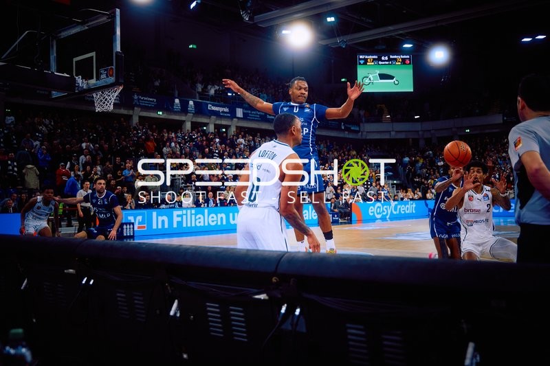 Ein Spieler der MLP Academics Heidelberg mit der Nummer 0 ist in Offensivaktion gegen Brose Bamberg.