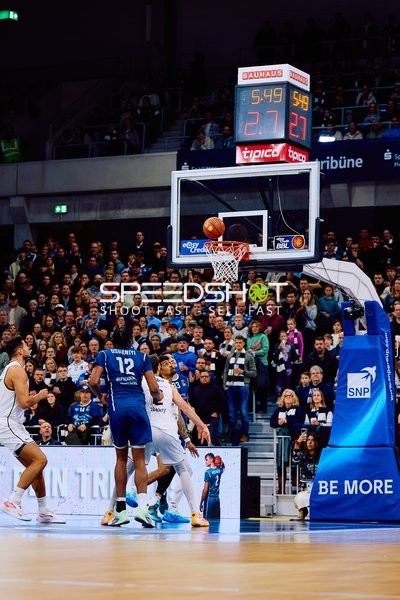 Ein Spieler von MLP Academics Heidelberg versucht einen Korbleger.