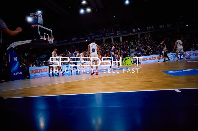 Die Spieler von MLP Academics Heidelberg und Brose Bamberg befinden sich in einer Spielsituation auf dem Basketballfeld.