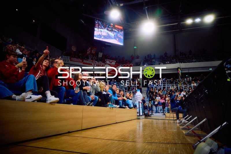 Zuschauer verfolgen ein Basketballspiel in der Arena.