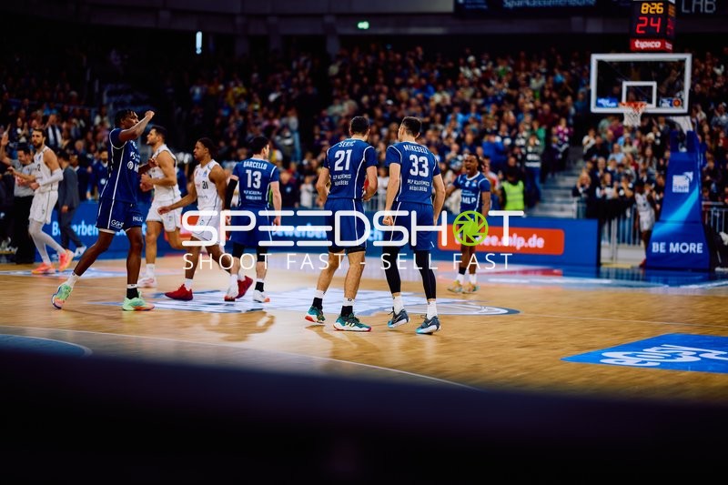 Spieler laufen zurück auf ihre Spielfeldpositionen.