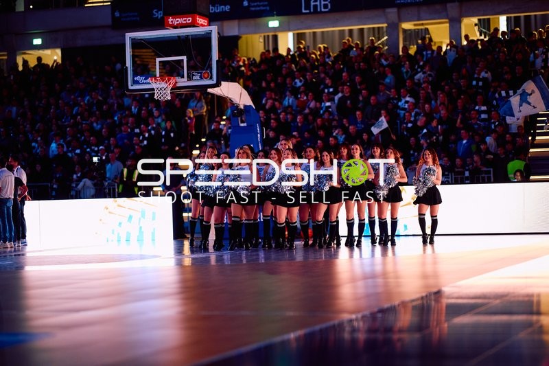 Cheerleader-Auftritt vor dem Basketballspiel