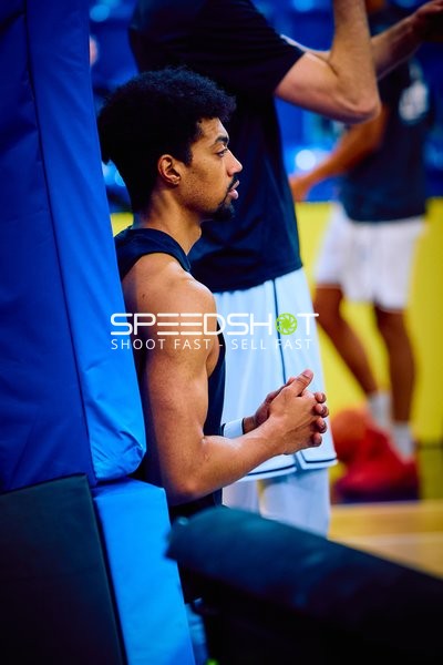 Ein Spieler der MLP Academics sitzt nachdenklich am Spielfeldrand.