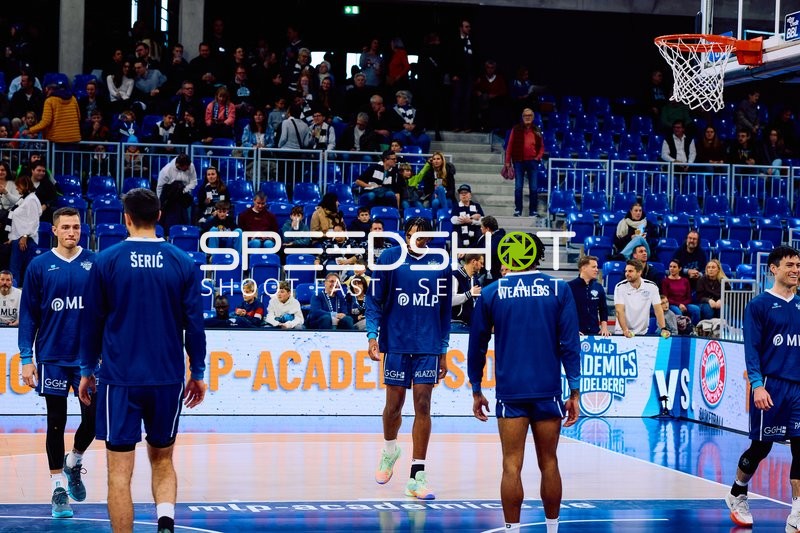 Aufwärmen der Spieler auf dem Feld