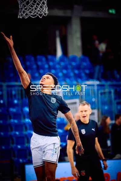 Ein Spieler macht einen Layup-Versuch während des Warm-ups.
