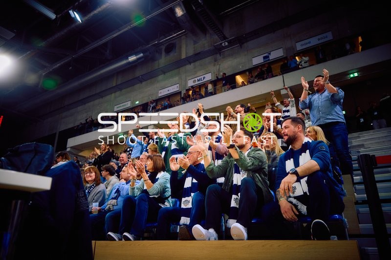 Zuschauer jubeln beim Basketballspiel.