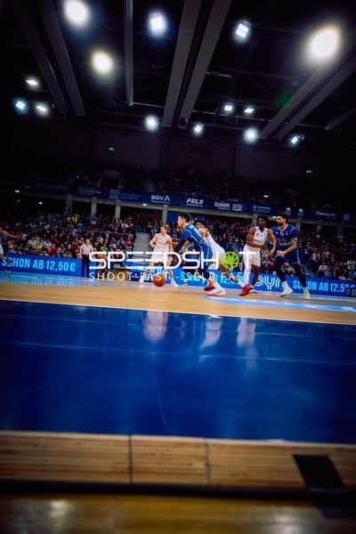 Spieler dribbelt den Ball über das Spielfeld