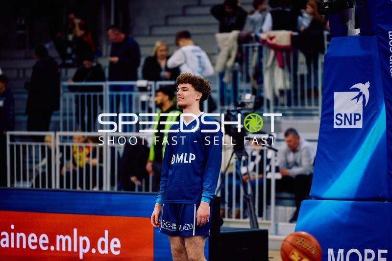 Spieler von MLP Academics Heidelberg beobachtet das Spielgeschehen.