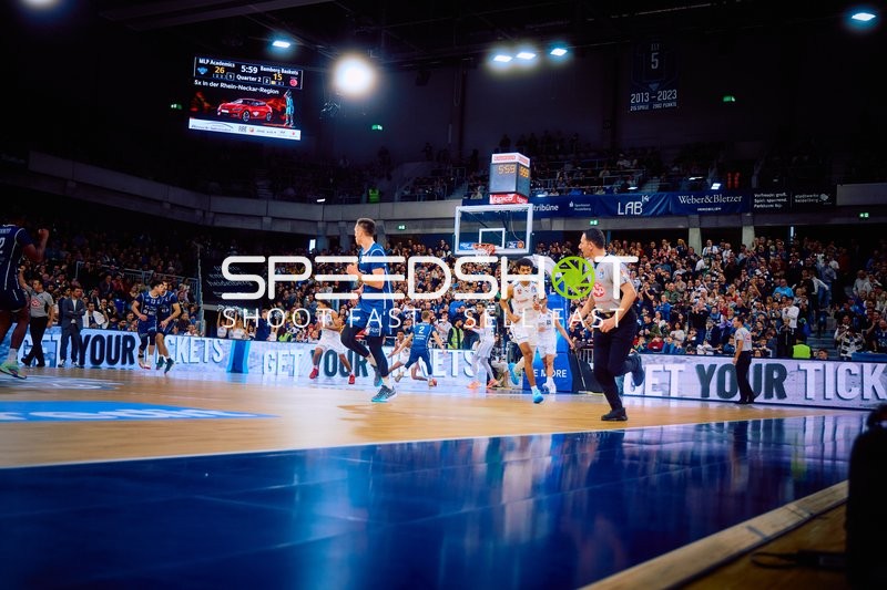 Spieler bringt den Ball ins Spielfeld