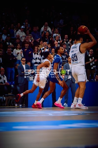 Ein Spieler der MLP Academics Heidelberg führt den Ball.