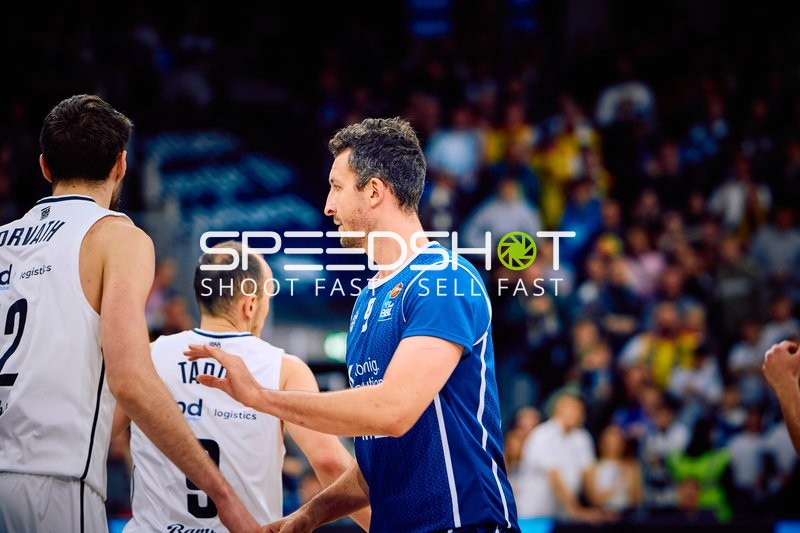 Spieler im Gespräch auf dem Spielfeld