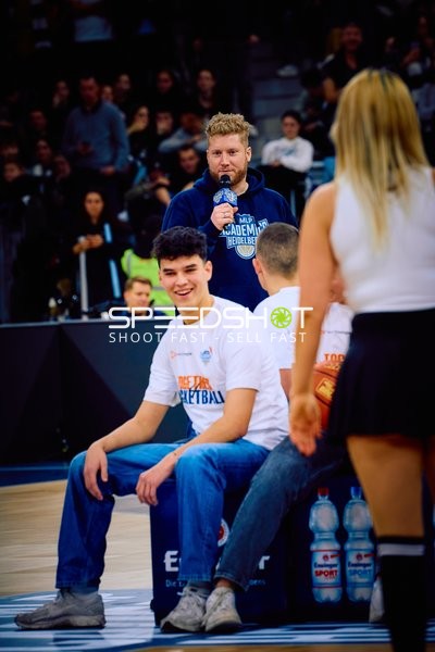 Ein Moderator unterhält die Zuschauer während einer Spielpause.