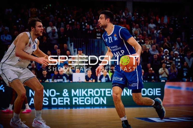 Ein Spieler dribbelt den Ball