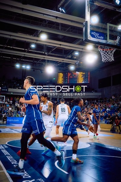 Ein Spieler der MLP Academics Heidelberg mit der Nummer 65 geht zum Korb.