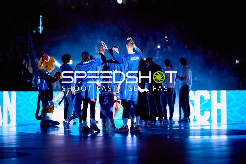 Spieler betreten das Spielfeld.