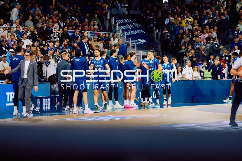 Spieler begrüßen sich auf dem Spielfeldrand