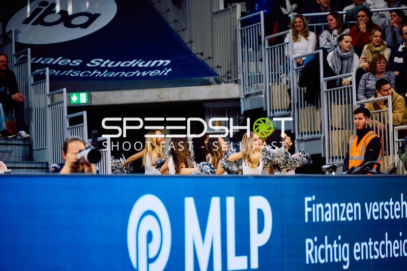 Cheerleading während eines Basketballspiels