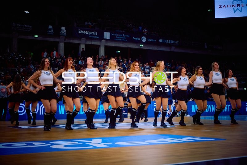 Cheerleader-Gruppe führt einen Tanz auf