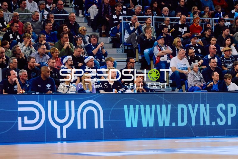 Zuschauer auf der Tribüne beobachten das Spiel