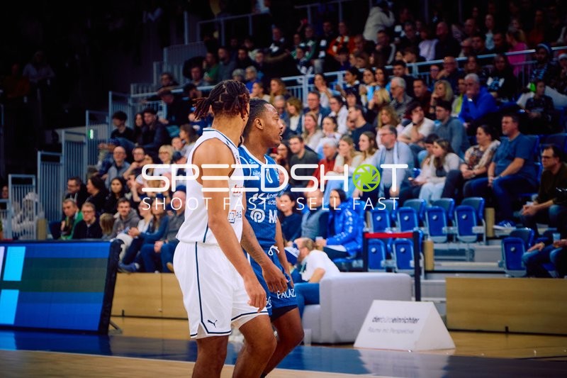 Spieler nebeneinander in Erwartung eines Spiels