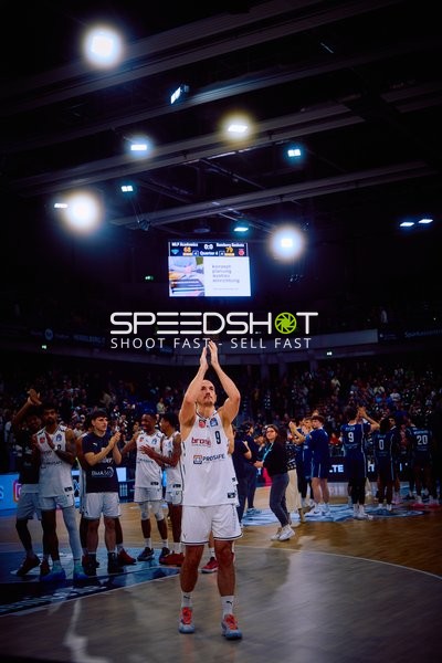 Ein Spieler von Brose Bamberg klatscht als Zeichen des Dankes oder Jubels.