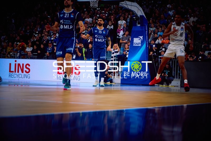 Spieler in Bewegung auf dem Basketballfeld