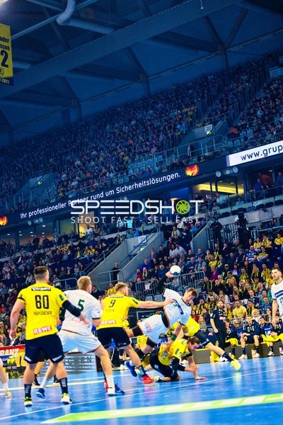 Ein Spieler von Rhein Neckar Löwen versucht, den Ball unter Bedrängnis von HSG Wetzlar Spielern zu passen.