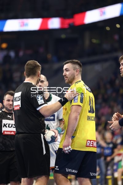 Ein Spieler der Rhein Neckar Löwen im Gespräch mit dem Schiedsrichter.