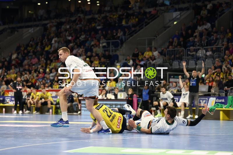 David Späth von den Rhein Neckar Löwen liegt während eines Zweikampfs auf dem Boden.