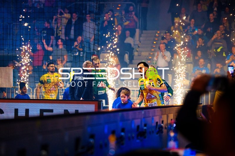 Einlauf der Mannschaften