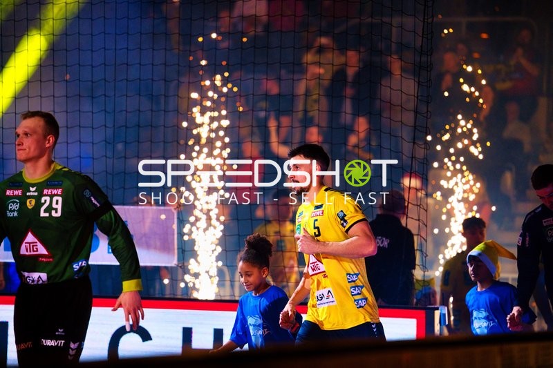 Einlauf der Spieler bei einer Handballveranstaltung.