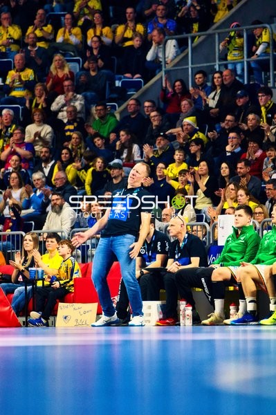 Ein Trainer an der Seitenlinie reagiert emotional während des Spiels.