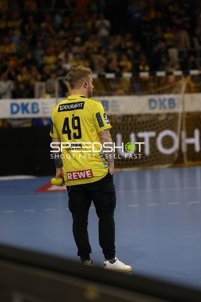 Ein Spieler mit der Nummer 49 auf dem Spielfeld steht mit dem Rücken zur Kamera.