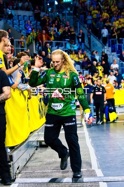 Spieler bedankt sich bei den Fans nach dem Spiel.