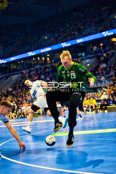 Ein Spieler von Rhein Neckar Löwen mit der Nummer 29 kontrolliert den Ball.