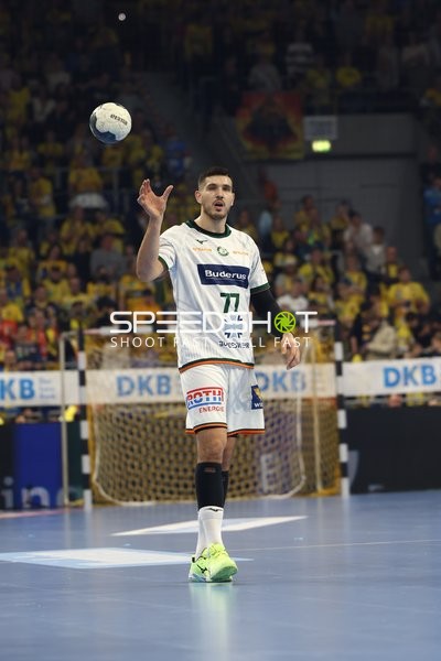 Ein Spieler von HSG Wetzlar kontrolliert den Ball auf dem Spielfeld.
