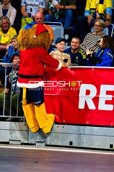 Das Maskottchen der Rhein Neckar Löwen interagiert mit den Fans.