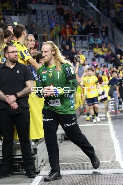 Mikael Appelgren von den Rhein Neckar Löwen geht entlang der Spielfläche.