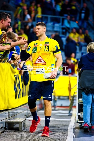 Spieler high-fives mit Fans nach dem Spiel