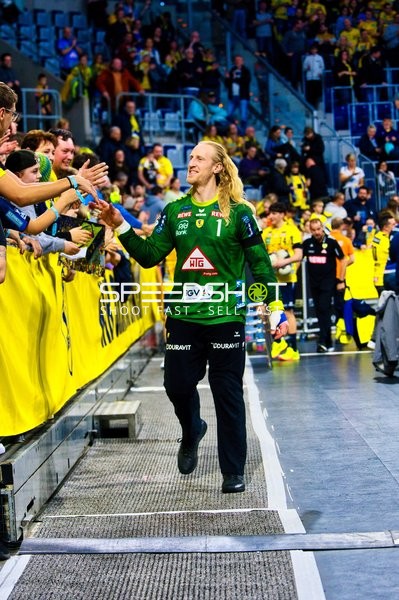 Spieler begrüßt Fans nach dem Spiel.