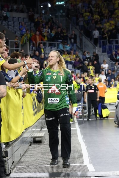 Spieler begrüßt Fans