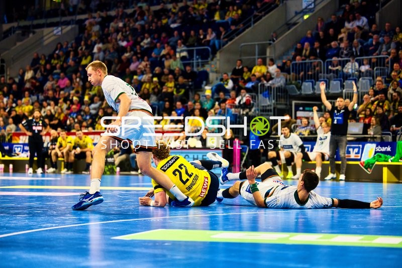 Ein Spieler von Rhein Neckar Löwen am Boden, während ein Spieler von HSG Wetzlar in Aktion ist.