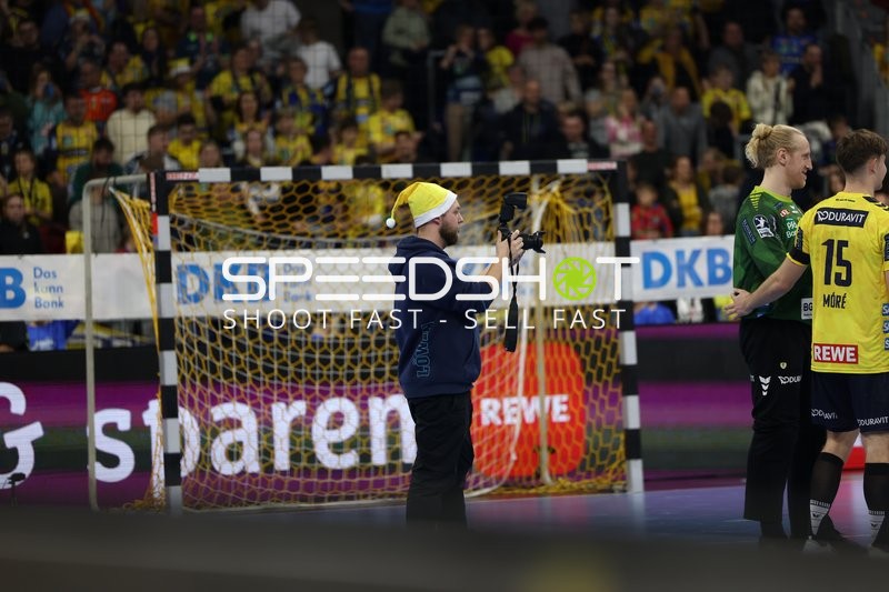 Spieler von Rhein Neckar Löwen stehen vor dem Tor.