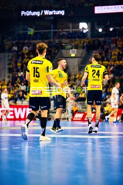 Spieler von Rhein Neckar Löwen laufen auf dem Spielfeld.