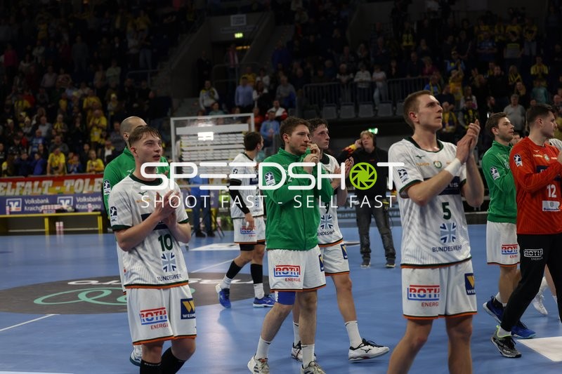 Spieler klatschen nach dem Spiel