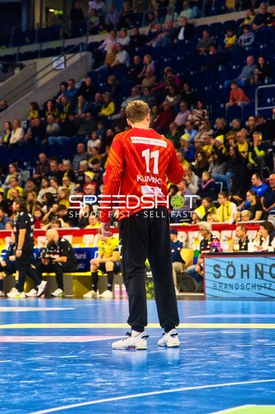 Ein Spieler mit der Nummer 11 von HSG Wetzlar steht auf dem Spielfeld.